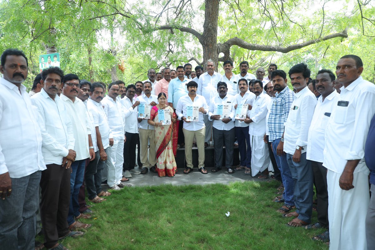 mlasivanna's tweet image. చీమకుర్తిలో &quot;జగన్ అంటే నమ్మకం&quot; &quot;చంద్రబాబు అంటే మోసం&quot; పుస్తకాన్ని ఆవిష్కరిస్తూ..
@ysjagan
#CBNFailedCM
#APisNotinSafeHands
#SadistChandraBabu
#MosagaduBabu