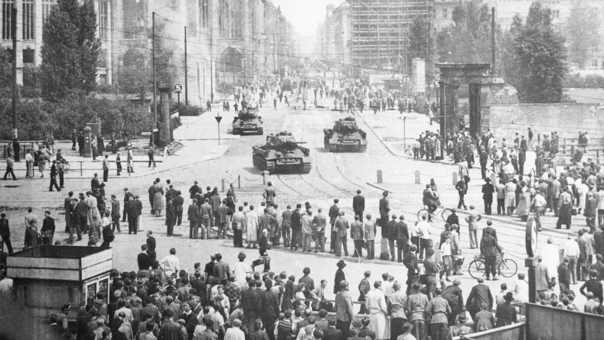 FreifrauvonF's tweet photo. 17. Juni 1953

Heute vor 72 Jahren haben deutsche "Politiker" auf deutsche Bürger schießen lassen. Mit Panzern. Weil Menschen einfach nur frei sein wollten.

Die Partei, die dafür verantwortlich ist, sitzt immer noch im Bundestag!

Wir werden nie vergessen @dieLinke /SED! 🤬 https://t.co/dF3HYS6y6e