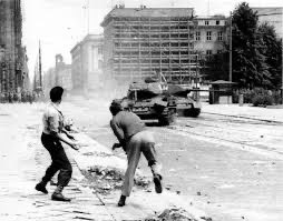 17. Juni 1953

Heute vor 72 Jahren haben deutsche "Politiker" auf deutsche Bürger schießen lassen. Mit Panzern. Weil Menschen einfach nur frei sein wollten.

Die Partei, die dafür verantwortlich ist, sitzt immer noch im Bundestag!

Wir werden nie vergessen <a href="/dieLinke/">Die Linke</a> /SED! 🤬