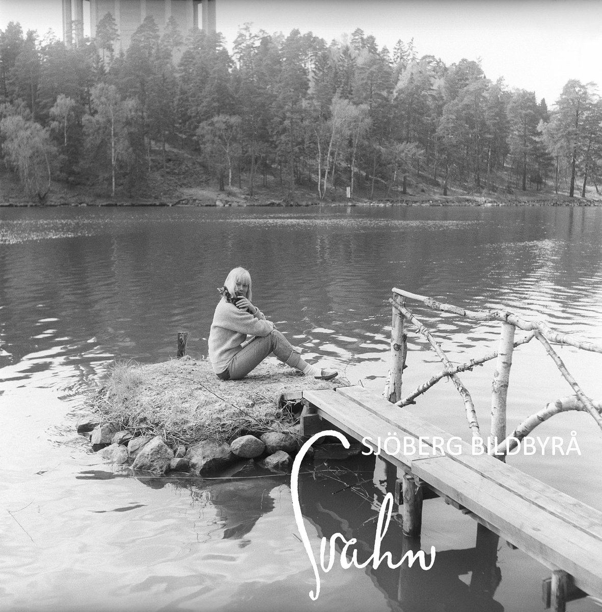 Sjobergbild's tweet image. Möjligheten att identifiera platsen där bilderna är tagna baserat på ett vattentorn i bakgrunden är väl nästan obefintlig, men inte omöjlig?

Vackra May Britt Wilkens på nyupptäckta bilder.

Originalnegativ som legat gömda sedan de togs på 1950-talet.

#var #plats #hjälp #bilder