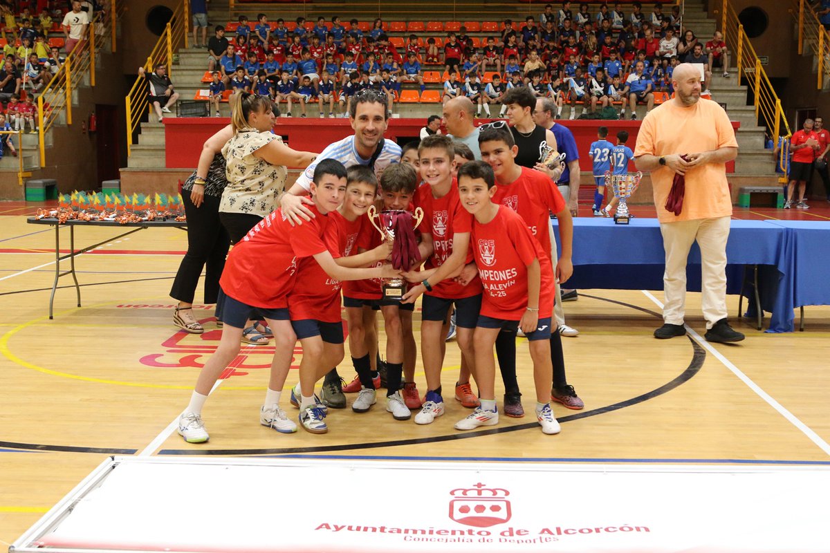 Bonita despedida la que tuvo lugar este domingo para nuestros prebes y alevines del fútbol sala, éstos últimos Campeones de Liga por 2º año consecutivo, en la entrega de Trofeos de <a href="/AlcorconDeporte/">Concejalía de Deportes de Alcorcón</a> 

Ahora a disfrutar del verano trinis.
¡Nos vemos en septiembre!
<a href="/trinitariosALC/">C Santisima Trinidad</a>