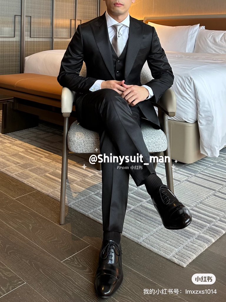 Its raining outside, so boring🥲
#shinysuit #suitsup #suitandtie #blacksuit #suitman #menatplay