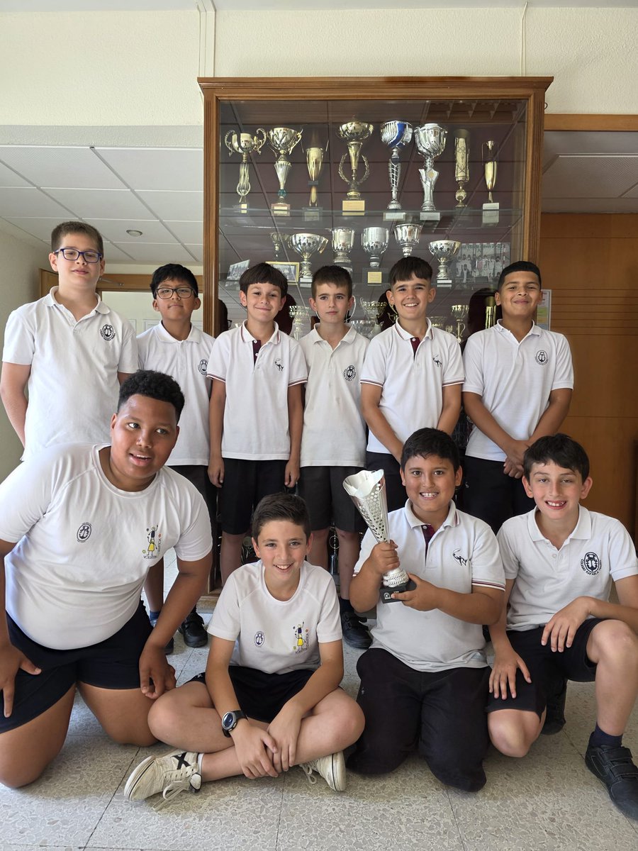 EXTRAESCOLARES: equipo Alevín y Benjamín cada uno con su copa conseguida durante el IV torneo de las familias de Escolapias Carabanchel. #colegiorafaelaybarra #colegioconcertadomadrid