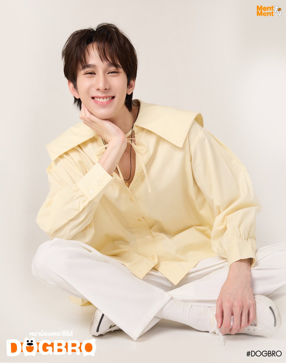 dogbroseries's tweet photo. "ซัน" เฟรชชี่ ปี1 คณะวิศวะ เพื่อนในกลุ่มของ "ตุลย์" ซันเป็นคนกรุงเทพที่สอบติดที่เชียงใหม่ เลยต้องย้ายมาอยู่ที่เชียงใหม่คนเดียว ซันเป็นคนรักครอบครัว รักสัตว์ เหตุการณ์บางอย่างที่เกิดขึ้นกับ "หอยหวาน"(ซูชิ เม้นท์ก่อน)
..ทำให้ซันต้องมาทำงานเป็นเด็กเสิร์ฟอยู่ที่ บาร์ของ "ปกป้อง"(ปาร์ค ภาณุภัทร) เจ้าของร้านที่เขามองว่าเป็นคน "ใจร้าย"

"ซัน ภาณุภัทร ทิวากิตติ" รับบทโดย "ไทเกอร์ รัชต์พร" 🌞🍸

DOGBRO หมาน้องเดอะซีรีส์ ซีรีส์ Romantic Dogmedy
..ช่วยเลี้ยงน้องพร้อมกัน ก.ค. นี้!
#DOGBRO #หมาน้องเดอะซีรีส์ #Tiiger