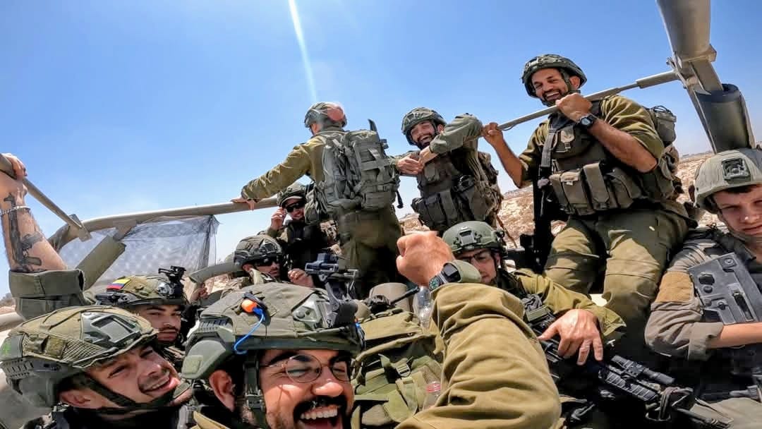 lalyderai's tweet image. זה התחיל בנשימה.
היא הפכה ליותר קלה, פחות מודעת.
זה המשיך עם הגב שהזדקף, עם הגרון שהשתחרר מהמועקה.
לא הבנתי מיד מה השלב החדש במלחמת התקומה שלנו, מחולל בתוכי.
רק אחרי כשכקצינת הנפגעים שאלה אותנו "מה שלומכם?" ועניתי לה, בלי לחשוב: "בעיקר גאה", הבנתי.
אני מרבה לדבר על המשמעות…