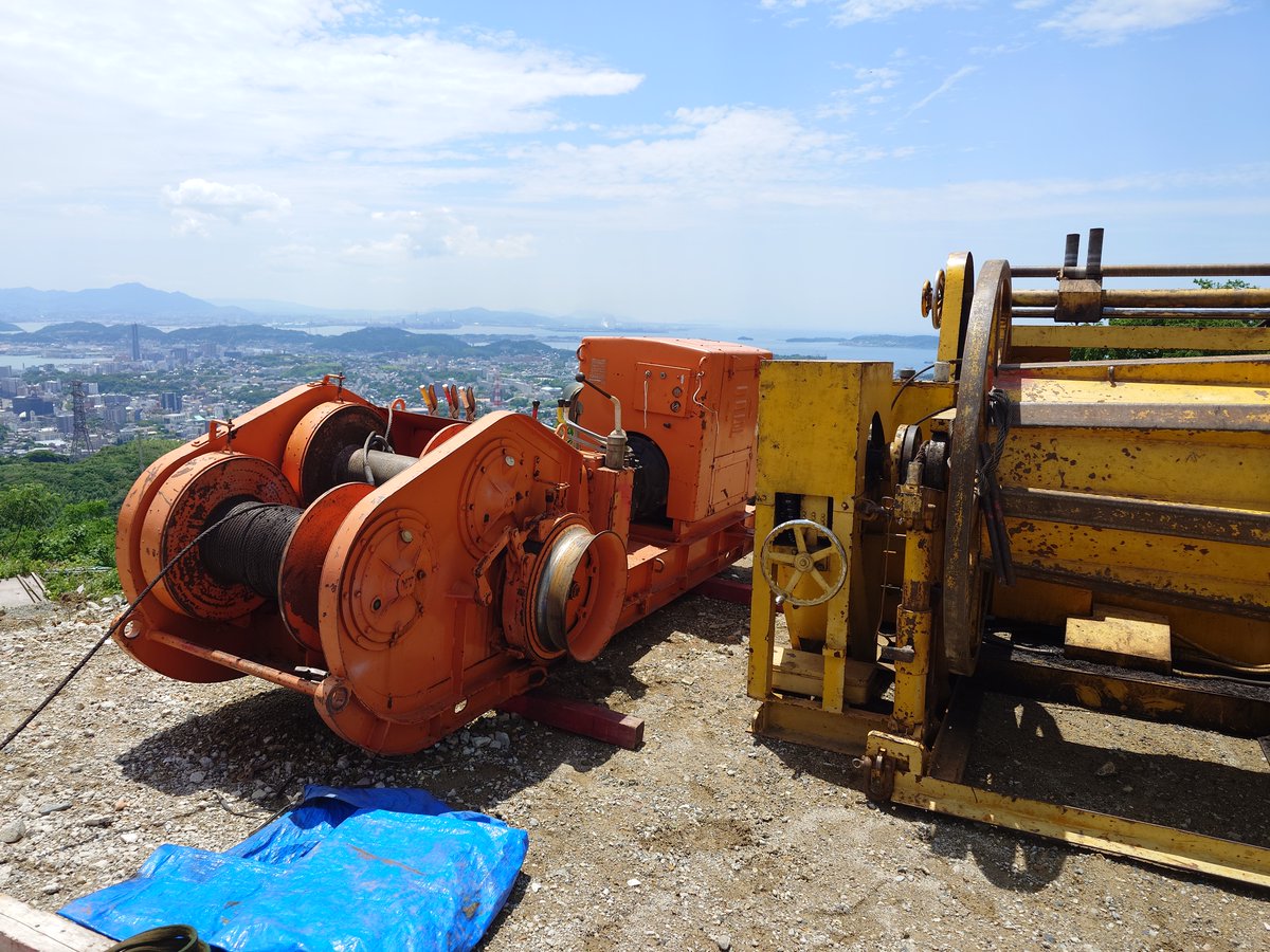 解体工事が進んでいる #火の山ロープウェイ
山頂駅機械室からは青空と #関門橋 が見えてます
５月末にゴンドラを地上へおろし、山頂にロープを引き上げるための機械が設置され今日から撤去作業が始まりました
解体が進み徐々に形が無くなっていくと、寂しさが大きくなってきますね