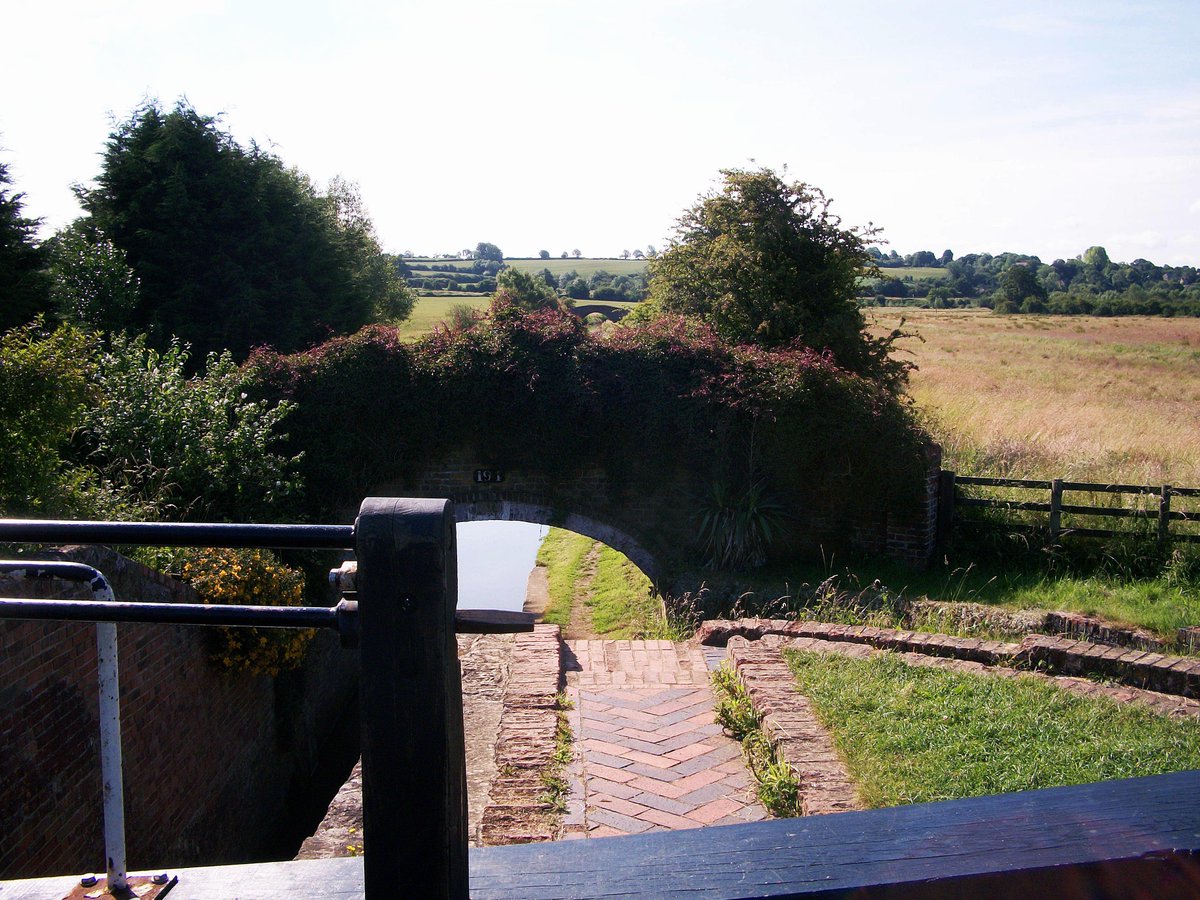 retired_tom's tweet photo. My photos from #June 2014
#CanalRiverTrust #OxfordCanal #Somerton #DeepLock #Lock #Bridge #LockCottage #Reflections
#Canals & #Waterways can provide #Peace & #calm for your own #Wellbeing #Lifesbetterbywater #KeepCanalsAlive https://t.co/2KAJ9eEp5D