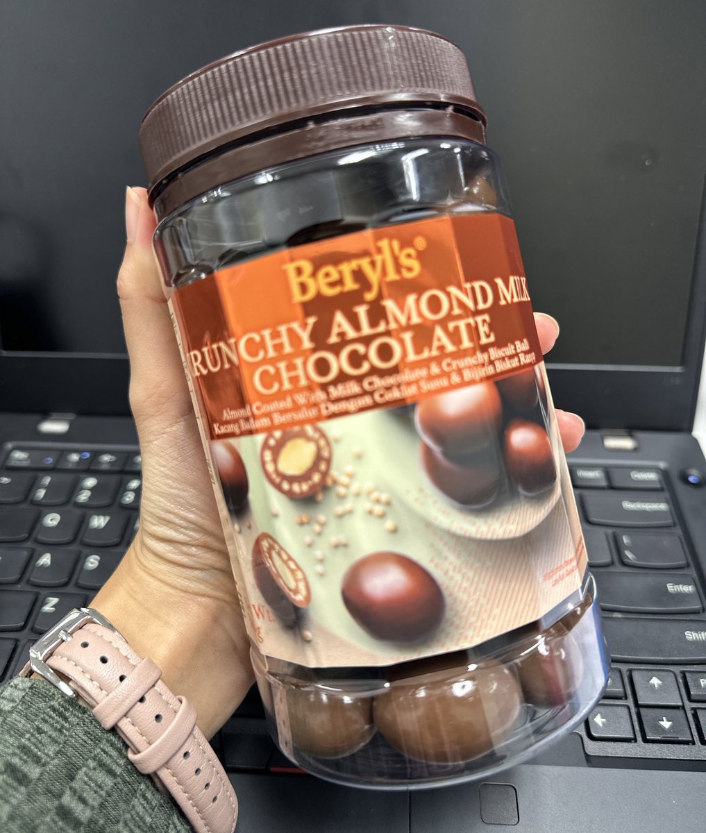 Terpaling sedap 😭 yang crunchy dalam tu buat rasa dia sedap gile. Ada kawan bagi kat office 😍, sedap sgt sampai org sebelah meja xberhenti makan 🤣

Btw apa fave choc korg dari beryl’s?
