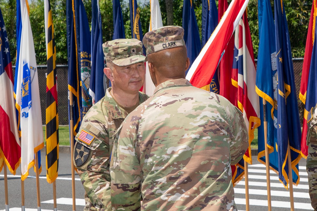 6月17日 、キャンプ座間にて在日米陸軍司令官交代式が行われ、デイブ