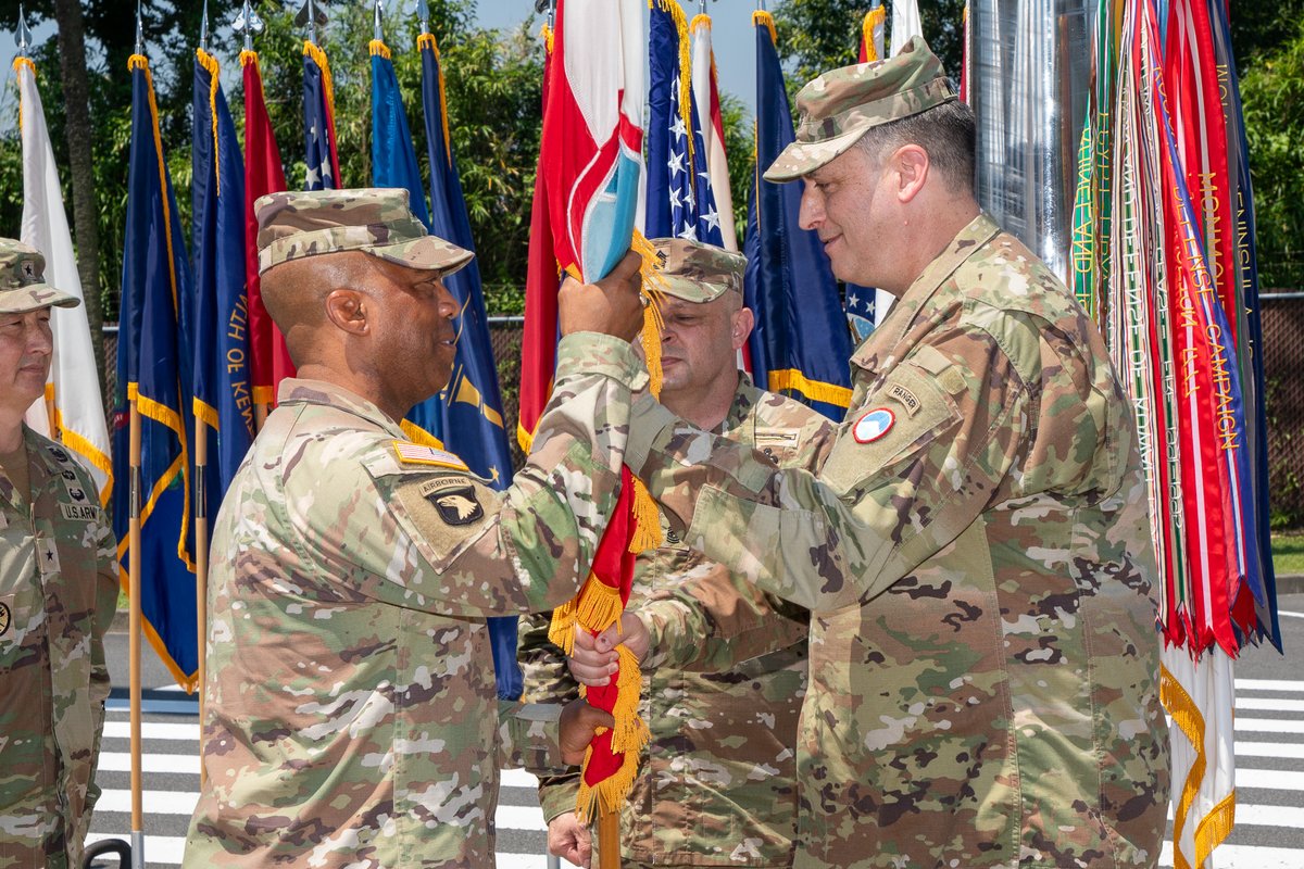 6月17日 、キャンプ座間にて在日米陸軍司令官交代式が行われ、デイブ