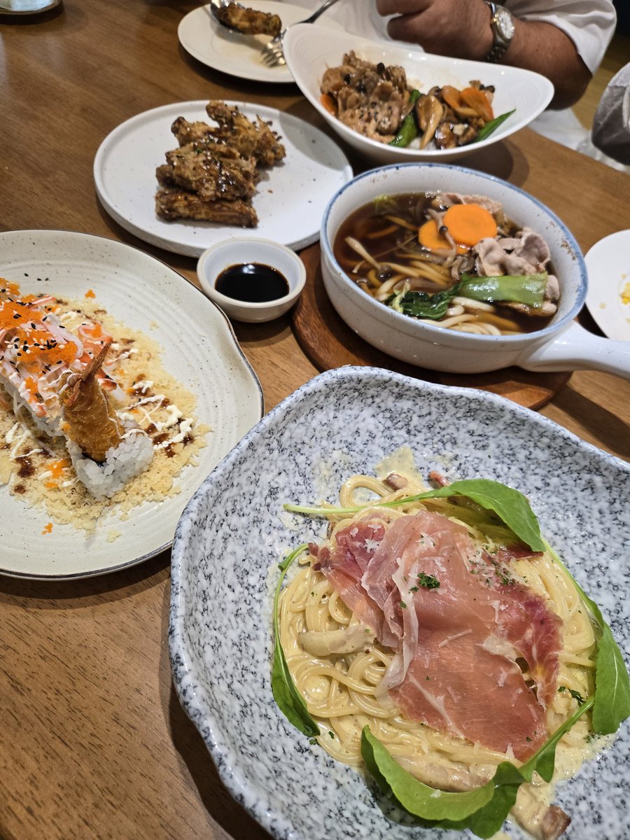 เลือก5 จาน จาก5หมวด ราคา555บาท เฉลี่ยจานละ 100 นิดๆ อิ่มมากคับ😚
On the table ถึง 30 มิ.ย.68 นี้