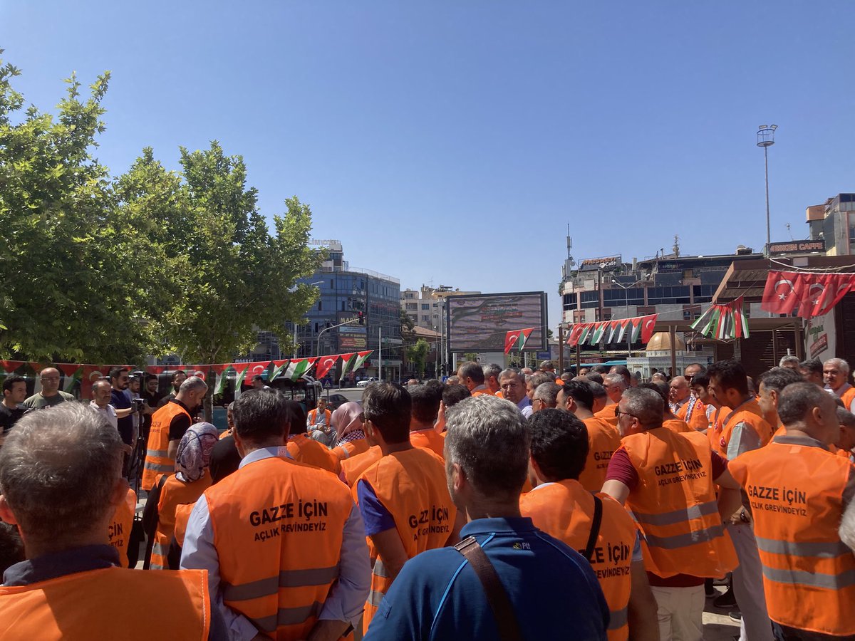 Açlık greviyle dikkat çekmek için eylem yapan dostlara bin selam olsun. Her ne olursa olsun katil İsrail kaybedecektir ve islam dünyası kazanacaktır İsmet… #Gazze #iran #katilisrail