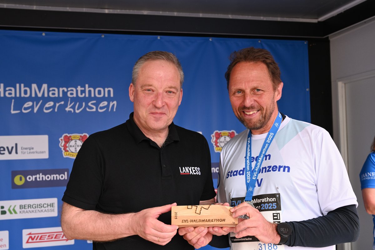Beim EVL-Halbmarathon in Leverkusen stellte LANXESS zum 13. Mal die größte Läufergruppe – mit starken 498 Läufern! Ein riesiges Dankeschön an alle – Teamgeist, Ausdauer und Freude am Sport standen im Vordergrund. ❤️

#LANXESSläuft #EVLHalbmarathon #TeamLANXESS #20JahreLANXESS