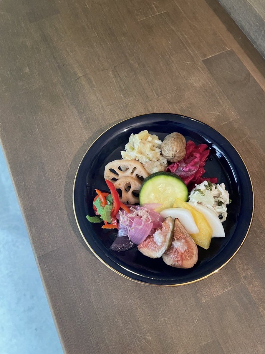 oppaicats's tweet photo. おでんもおつまみもとっても美味しeeeし、なみなみに注いでくれてテンションアゲアゲ⤴️⤴️ついつい飲みすぎちゃうなー☺️きっと楽しeeeトークも添えられて🍶🍺
————————
おかめ
尾道、荒神堂のおでん屋
ふらっと一杯梯子酒
日本酒とおでんと季節のおつまみ
.
#おかめおでん
@okame_oden
#eeefes https://t.co/i06gDv81jF