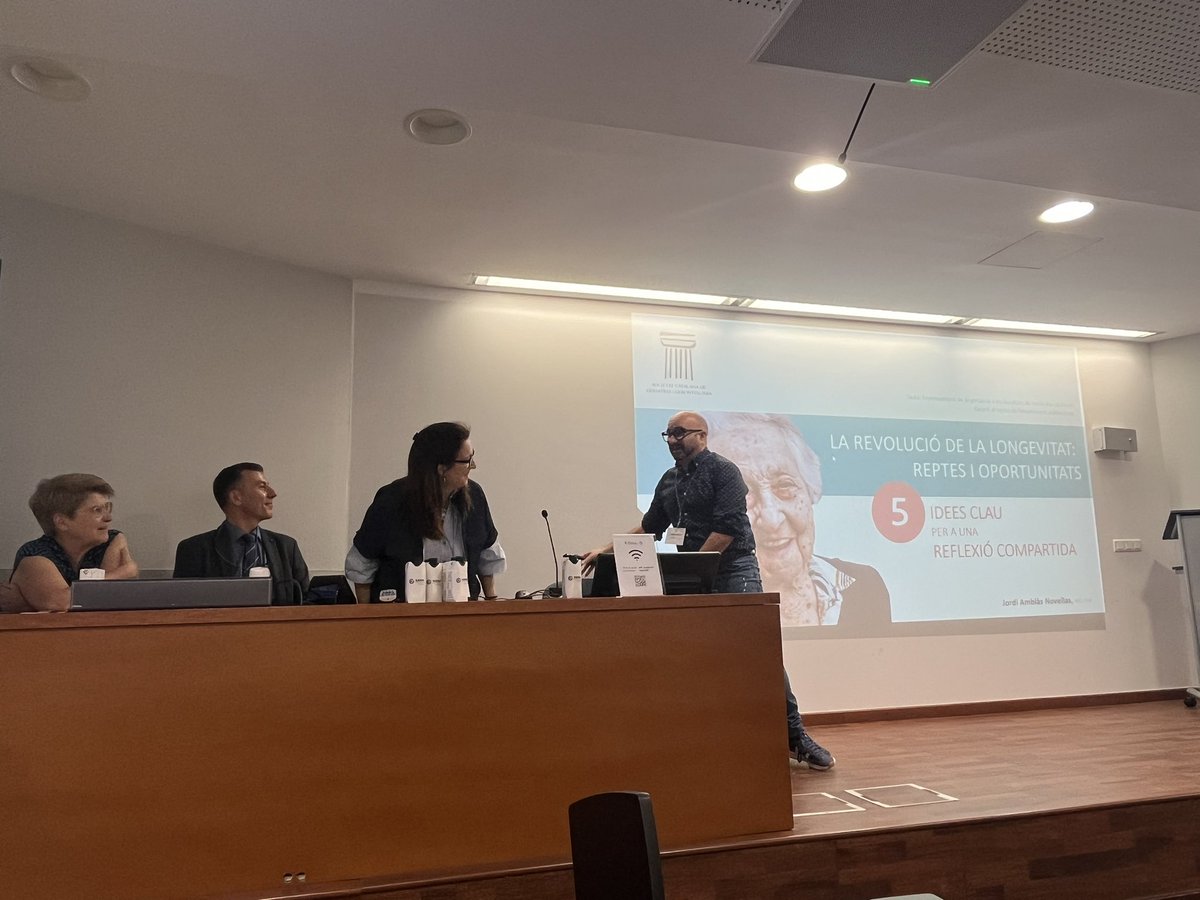 Comencem 1a jornada Interuniversitaria d la <a href="/SCGiG/">SCGiG</a> i que preten generar propostes factibles per millorar la formació en geriatría dels professionals del futur. En una societat longeva educar en geriatría es una estrategia per assegurar atenció qualitat i centrada persones!