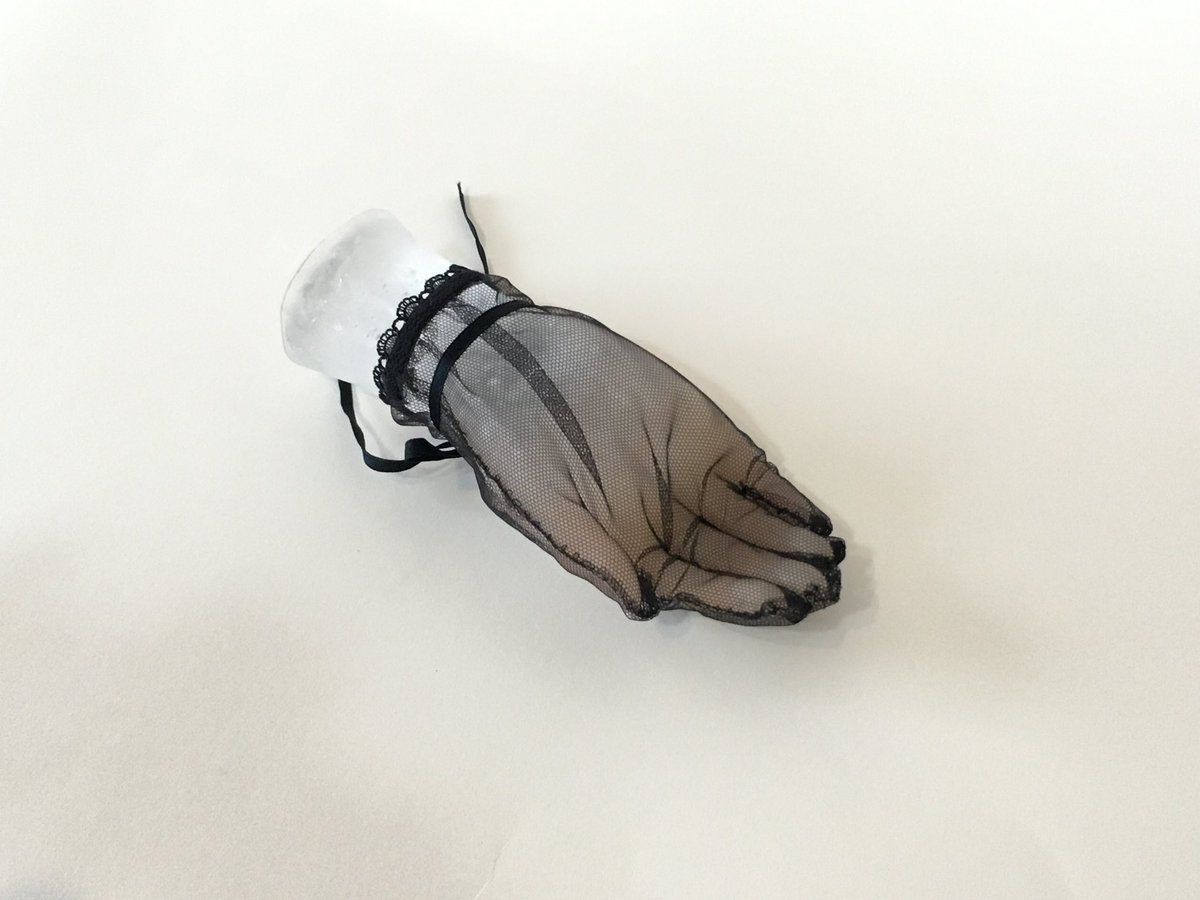 こんなに暑い日は…
黒いレースを纏ったガラスの手を💠

#ガラスの手
#glass
#工芸
#sekino_emi
#glassart
#doll
#パートドヴェール
#エナメル絵付け