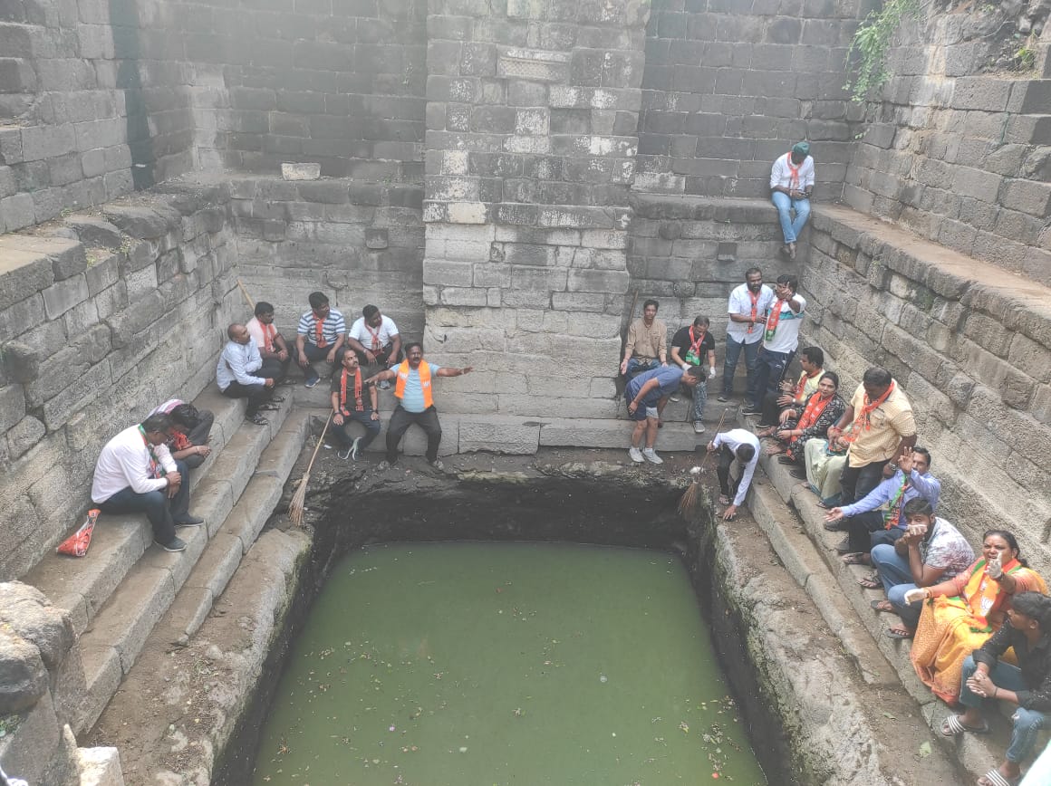 KishorShitole8's tweet image. देशातील मोदी सरकारच्या ११ वर्षे यशस्वी कारकिर्दीबद्दल बारव स्वच्छता मोहिमेअंतर्गत सातारा गावामध्ये केंद्रीय मंत्री श्री. भागवतजी कराड, मनपा कर्मचारी आणि या भागातील भाजपा कार्यकर्त्यांच्या उपस्थितीत बारव स्वच्छ करण्यात आली.
#11YearsOfDevelopment #ModiSarkar #बारव_स्वच्छता_मोहिम