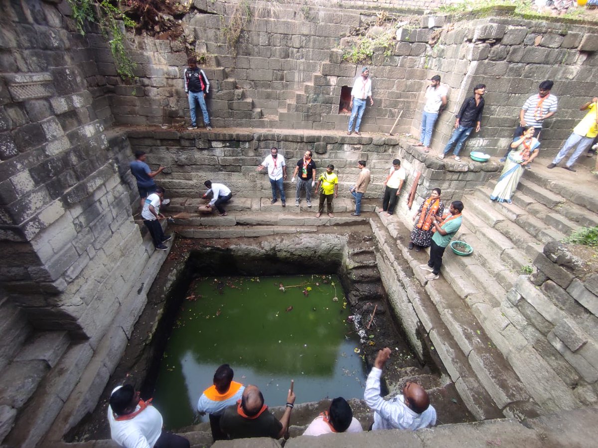 KishorShitole8's tweet image. देशातील मोदी सरकारच्या ११ वर्षे यशस्वी कारकिर्दीबद्दल बारव स्वच्छता मोहिमेअंतर्गत सातारा गावामध्ये केंद्रीय मंत्री श्री. भागवतजी कराड, मनपा कर्मचारी आणि या भागातील भाजपा कार्यकर्त्यांच्या उपस्थितीत बारव स्वच्छ करण्यात आली.
#11YearsOfDevelopment #ModiSarkar #बारव_स्वच्छता_मोहिम