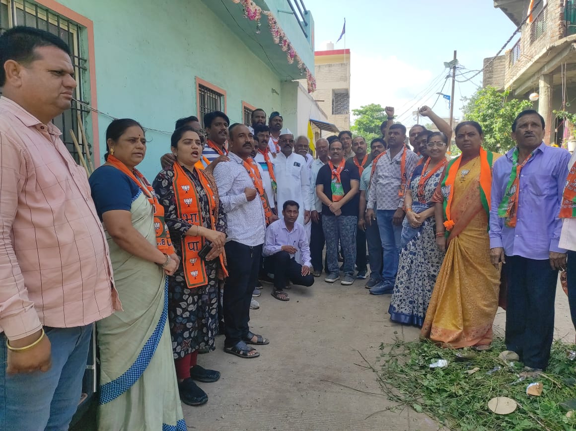 KishorShitole8's tweet image. देशातील मोदी सरकारच्या ११ वर्षे यशस्वी कारकिर्दीबद्दल बारव स्वच्छता मोहिमेअंतर्गत सातारा गावामध्ये केंद्रीय मंत्री श्री. भागवतजी कराड, मनपा कर्मचारी आणि या भागातील भाजपा कार्यकर्त्यांच्या उपस्थितीत बारव स्वच्छ करण्यात आली.
#11YearsOfDevelopment #ModiSarkar #बारव_स्वच्छता_मोहिम