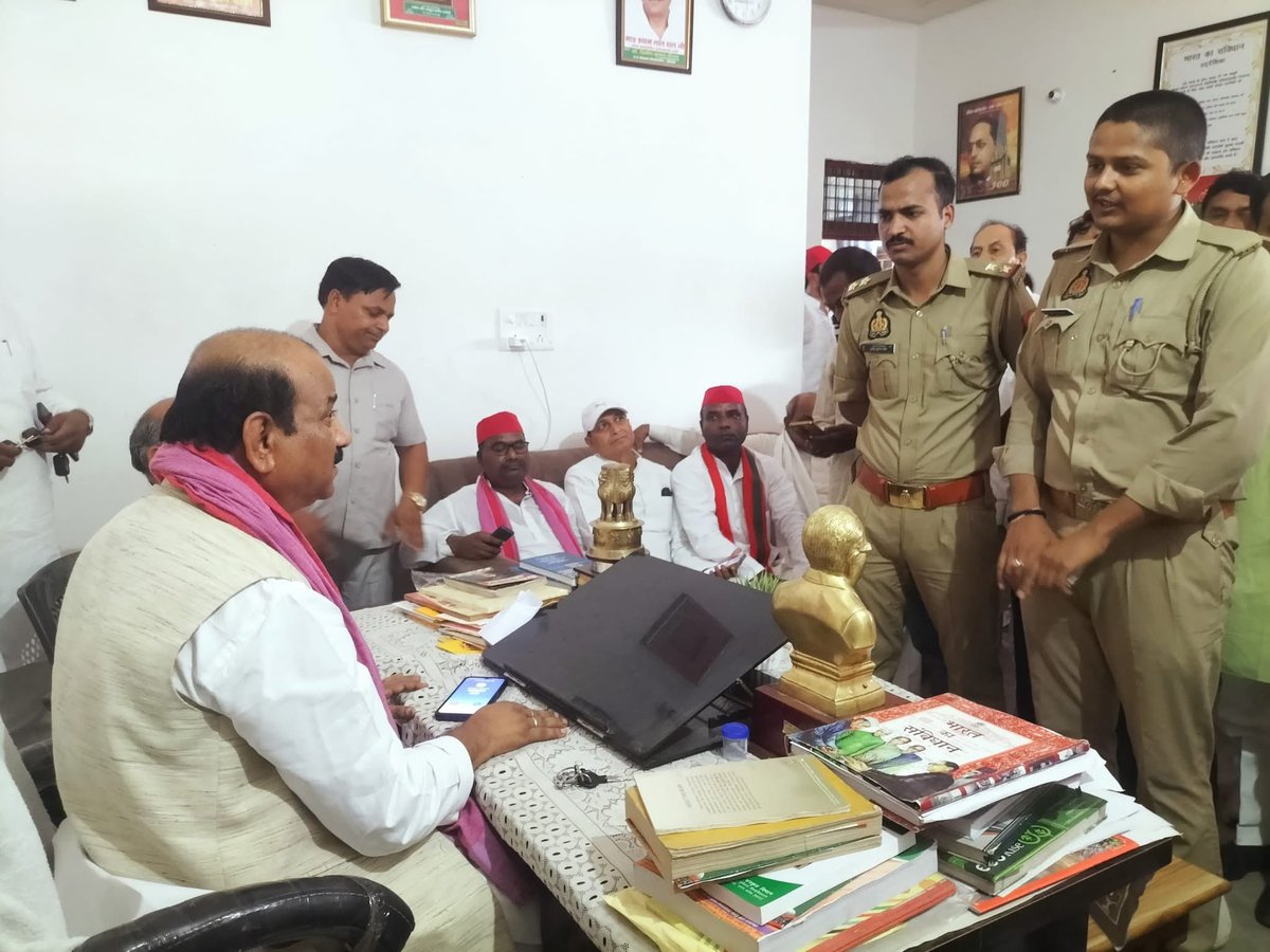palshyamLalsp's tweet photo. योगी जब - जब डरता है। पुलिस को आगे करता है ।

#कौशांबी https://t.co/havrBtCJJs