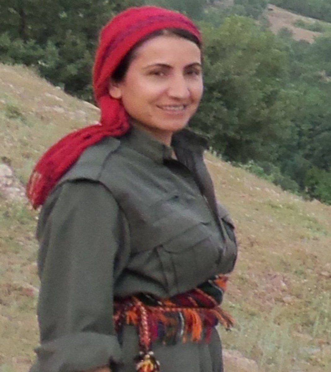 Jinek meşîya li ser çîya
Rojê bu ro, şevê bû stêrk
Her gûl bi ronahîya çavên wê de zil dan
Çem bi dengê wê diherike
Destê wê axa Kurdîstanê ket
Êdî behna azadîye axê tê
Çavên wê ma li ser bilindahîya çîyan
Wek parêzwanê welat 

Her dem dengê dilemin… 
Berîvan Zîlan 
17.06.2022