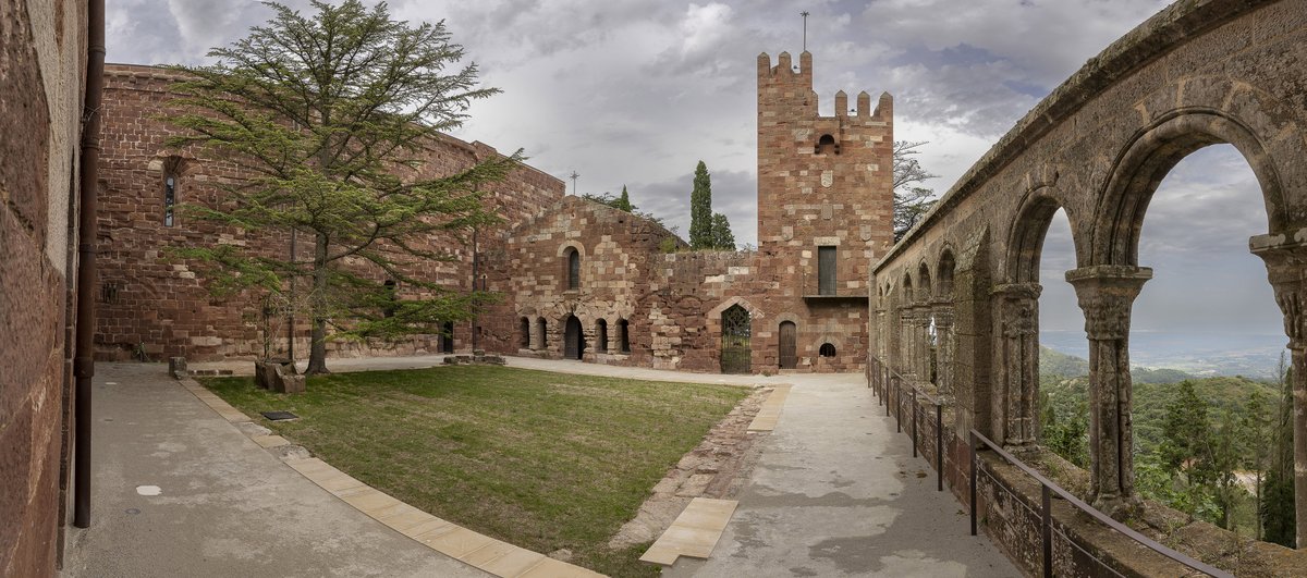 👀🏰 El claustre del Castell Monestir d’Escornalbou, un dels espais més emblemàtics del monument, torna a obrir al públic després de la seva restauració!

📍Dissabte 21, coincidint amb la reobertura del claustre, acollirà el festival 'Llamp'.

Més info 👉gen.cat/3HYyYHR