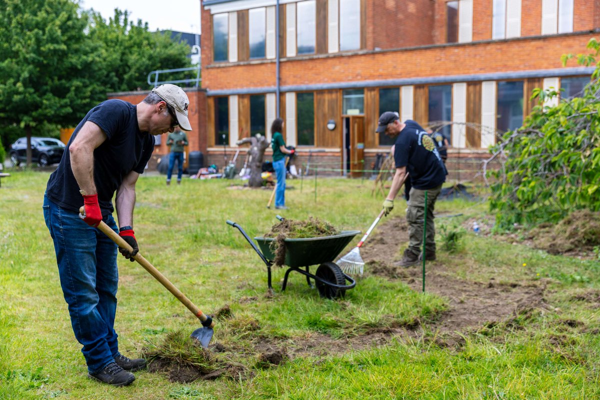 UniRdg_IoE's tweet image. We were delighted to welcome @TheTreeCouncil and their wonderful volunteers from @MandGInsights who helped revamp our grassland area into a Sustainability Garden and outdoor learning space. With the first day of gardening complete, we look forward to watching it come to life.