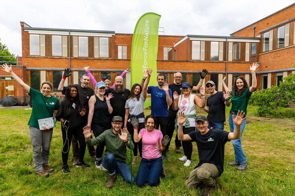 UniRdg_IoE's tweet image. We were delighted to welcome @TheTreeCouncil and their wonderful volunteers from @MandGInsights who helped revamp our grassland area into a Sustainability Garden and outdoor learning space. With the first day of gardening complete, we look forward to watching it come to life.