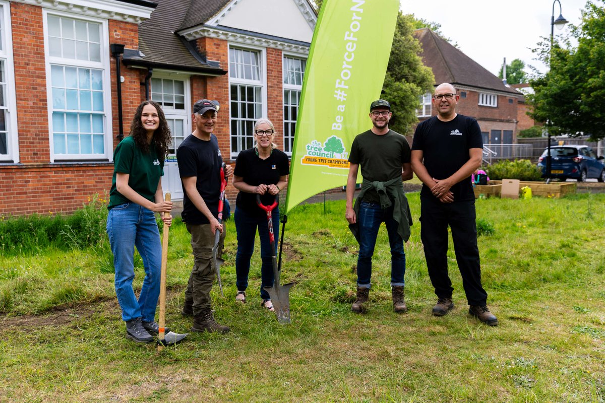 UniRdg_IoE's tweet image. We were delighted to welcome @TheTreeCouncil and their wonderful volunteers from @MandGInsights who helped revamp our grassland area into a Sustainability Garden and outdoor learning space. With the first day of gardening complete, we look forward to watching it come to life.