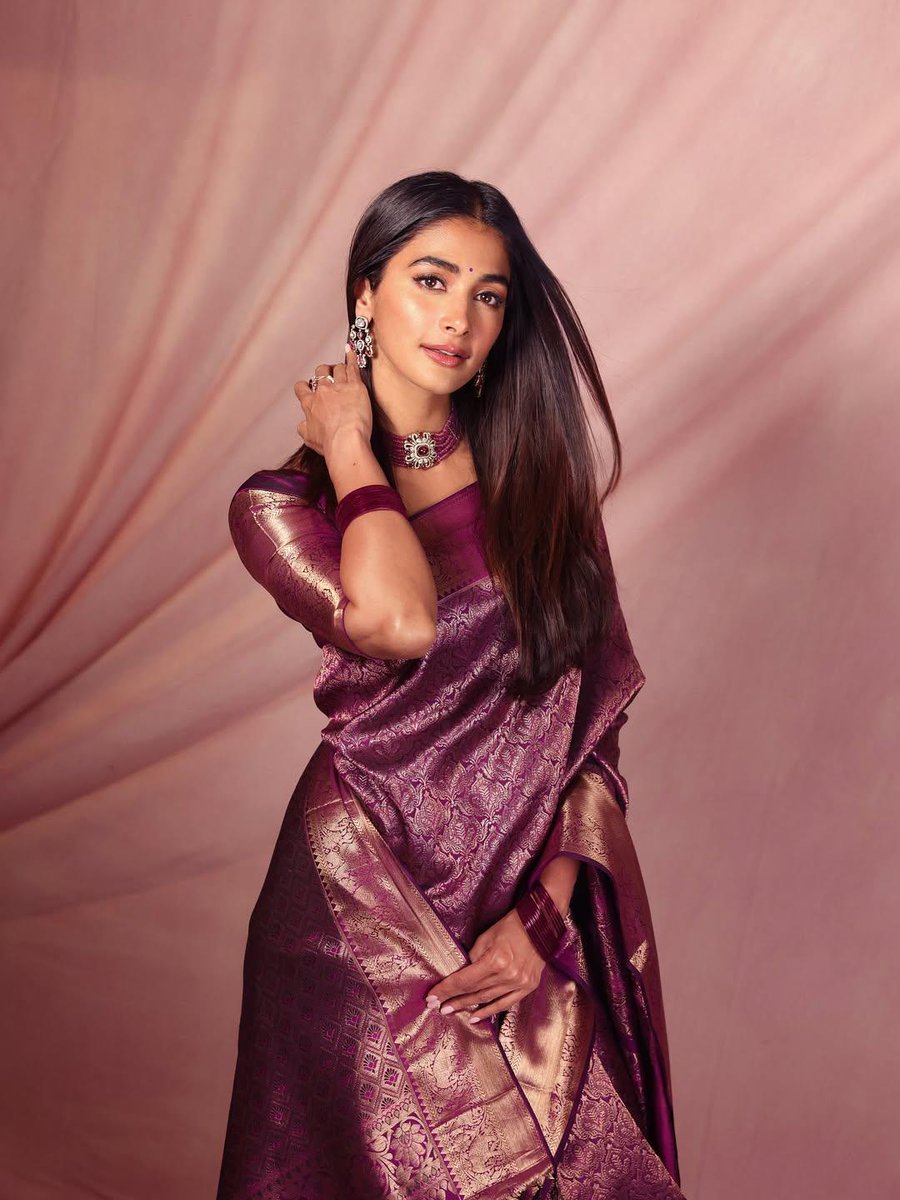 Bangalore Times (@bangaloretimes1) on Twitter photo Desi glam goals = unlocked đ«
<a href="/hegdepooja/">Pooja Hegde</a> looks stunning in the Kanjivaram drape as if they are a match made in fashion heaven đ©·
#SouthFilmIndustry #southactress #poojahegde #bollywoodactress #latest #fashion #trending Desi glam goals = unlocked đ«
<a href="/hegdepooja/">Pooja Hegde</a> looks stunning in the Kanjivaram drape as if they are a match made in fashion heaven đ©·
#SouthFilmIndustry #southactress #poojahegde #bollywoodactress #latest #fashion #trending