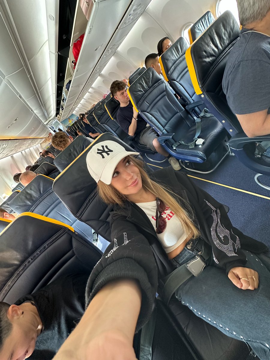 LlunaClark's tweet image. Mi primerita vez viajando sola en un boeing 737 y my english is very bad.