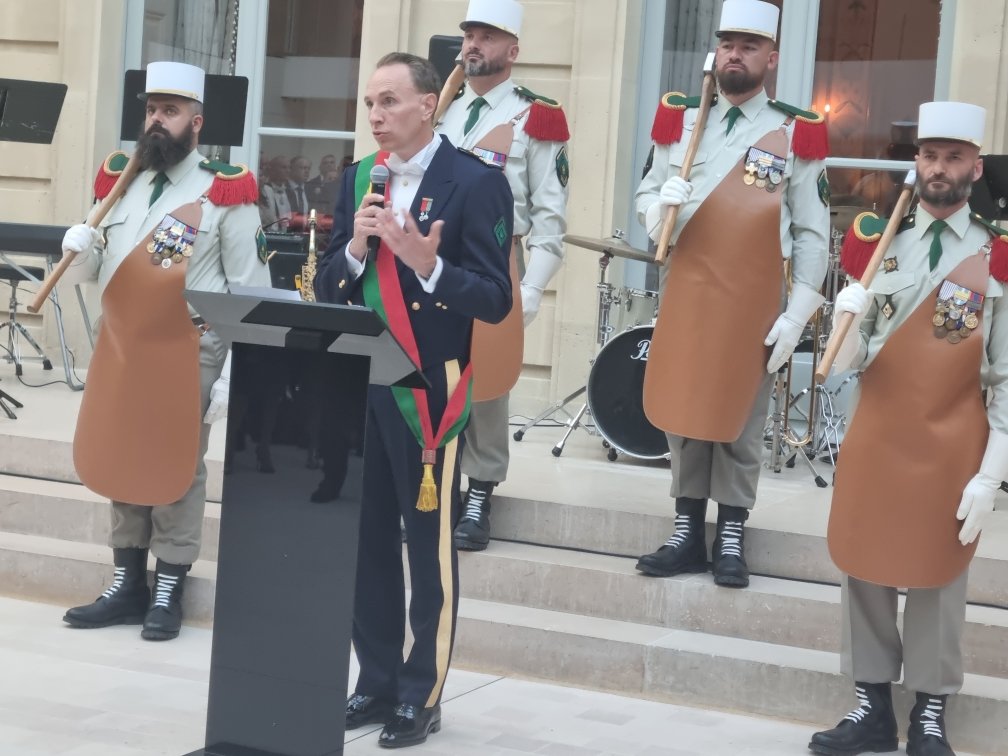 Directeur général d’Axa depuis 2016, Thomas Buberl a reçu, hier au siège du groupe à Paris, la distinction de « légionnaire d’honneur » des mains du général Cyrille Youchtchenko, commandant les képis blancs. 
ainsi-va-le-monde.blogspot.com 
<a href="/LegionEtrangere/">Légion étrangère</a> <a href="/2REPOfficiel/">2e REP - 2e régiment étranger de parachutistes</a> <a href="/AXAFrance/">AXA France</a>