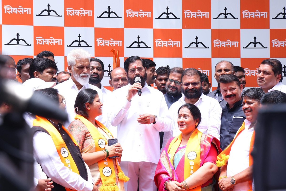 वंदनीय हिंदुहृदयसम्राट शिवसेनाप्रमुख बाळासाहेब ठाकरे व वंदनीय गुरुवर्य धर्मवीर आनंद दिघे साहेब यांचे विचार आणि विकासाचे वारे घेऊन आपण आता पुढे चाललोय. मागच्या निवडणुकीत तुमचे चिन्ह धनुष्यबाण होते आणि आताही तुम्हाला धनुष्यबाण हेच चिन्ह मिळणार आहे. तुम्ही सारे स्वगृही परतला आहात.