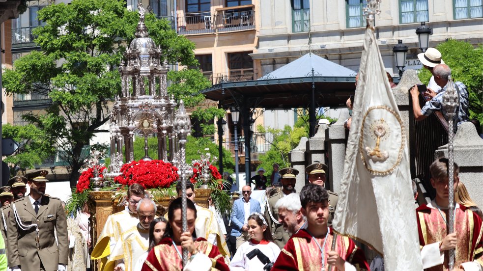 ✨ Este domingo, Segovia se transforma en un altar vivo para celebrar el Corpus Christi 2025.
📍 Misa Solemne | 11:00 h – S.I. Catedral
✝ Procesión | 12:15 h – Centro histórico
🙏 Bendición final | 13:30 h – Catedral
🌟 Toda la información, en el enlace: diocesisdesegovia.es/2025/06/17/seg…