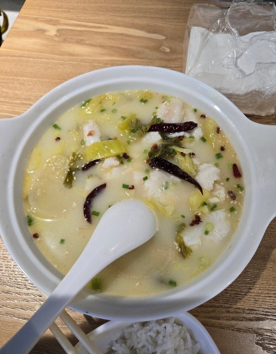 เมนูปลาต้มผักกาดดอง ในไทย เท่าที่เคยกินมา เรียงตามรูปเลย

1. LT Fish (CTW) อร่อยสุด รสชาติกลมกล่อม นัวๆ ไม่เปรี้ยวไป ไม่เค็มไป มีรสเครื่องเทศ แบบดีมาก กินแล้วหยุดไม่ได้

2. TAI ER (CTW) มันๆ เผ็ดๆ รสจัด เข้มข้นไปความกลมกล่อมยังสู้ LT Fish ไม่ได้ ราคาแพงสุด 

3. FaFa (Emquartier)