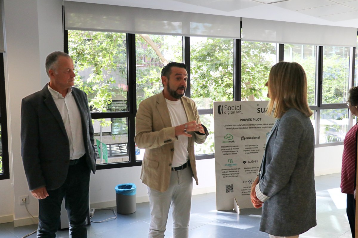 suaracoop's tweet photo. 💻La consellera de @dsocialscat @monicambravo visita Suara Cooperativa per conèixer els projectes seus d'innovació social i digital.
👉 Troba la informació de la seva visita en aquest enllaç: https://t.co/ipnfnfkOZl
#Innovacio #SocialDigitalLab https://t.co/dxGpEk8Y1Y