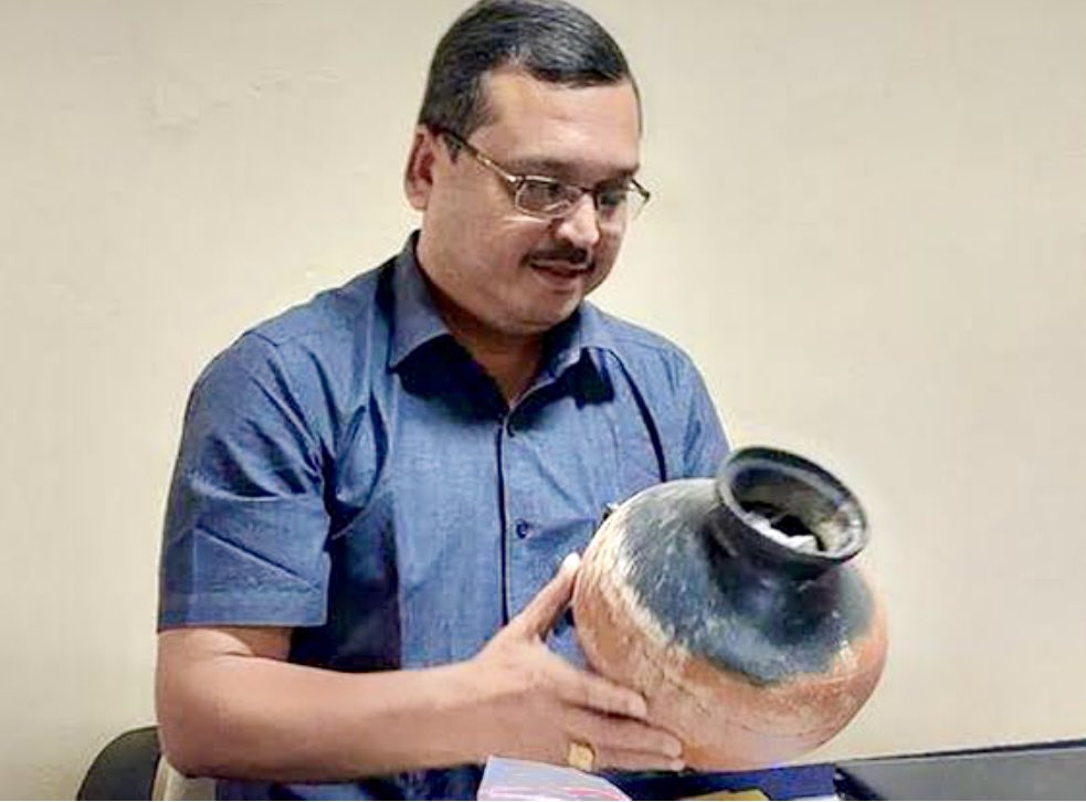 தமிழின் தொன்மையையும், கீழடி உண்மையையும் வெளிக்கொண்டு வருவதில் உறுதியாக செயல்பட்ட தொல்லியல் அதிகாரி அமர்நாத் இராமகிருஷ்ணன் இப்பொழுது மீண்டும் இடமாற்றம்.

கண்டறியப்பட்ட உண்மைக்காக 
இடைவிடாமல் வேட்டையாடப்படுகிறார் அமர்நாத் இராமகிருஷ்ணன்.

ஒன்றிய அரசின் வஞ்சக செயல்களுக்கு தமிழக