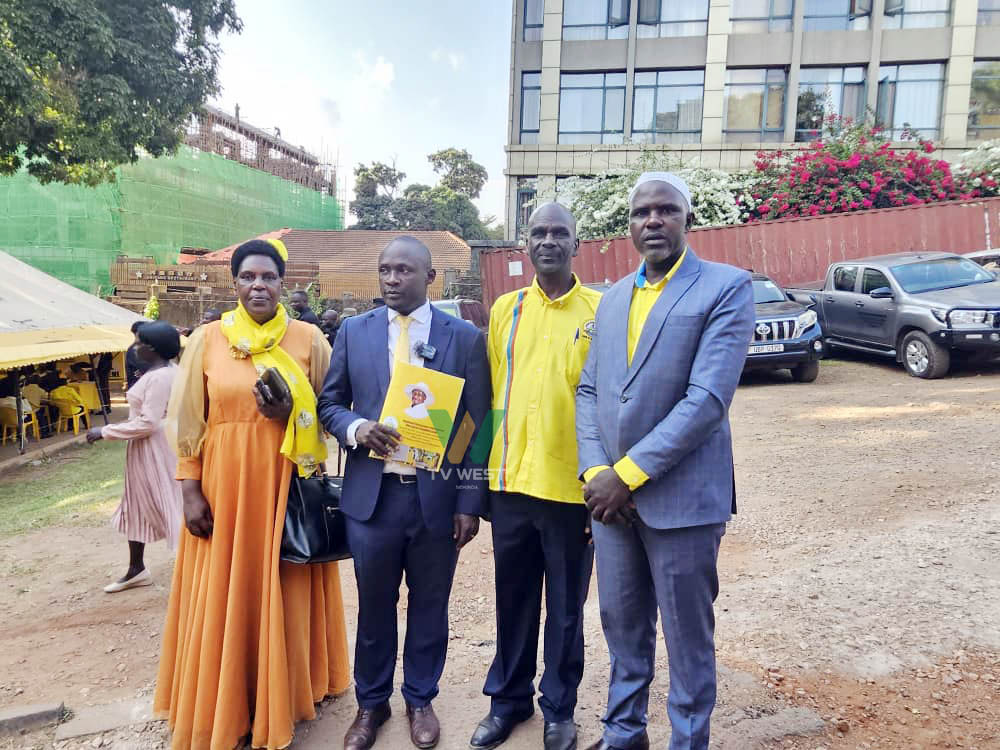 Okuhandiika abarikwenda kwesimba ahabwa MP n’obwa ceeyamaani bwaza disiturikiti ahabw’ekigombe kya NRM kwatandika erizooba aha ofiisi za NRM omuri Kyadondo.

Clayeford Kirenzi na <a href="/MichealMawanda1/">Hon Michael Mawanda</a> ni bamwe omubaheza kwehandikisa kuhayanira ebendera ya NRM ahabwa MP bwa Igara East.