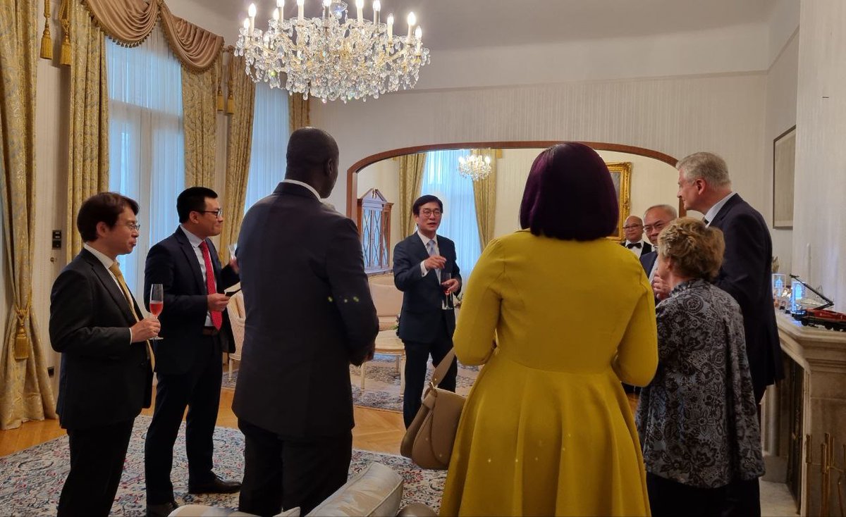 함상욱 대사는 6.16.(월) Izumi Nakamitsu 유엔 군축대표의 비엔나 방문 계기 외교단 초청 관저 만찬을 개최, 국제 군축.비확산 체제가 직면한 도전과 향후 전망 등에 대해 폭넓게 의견을 교환하였습니다.