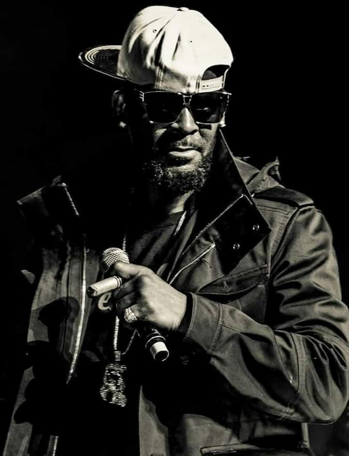 Sweets15189591's tweet photo. BREAKING NEWS R KELLY WAS RUSHED 2 HOSPITAL HE NEED'S SURGERY BUT WAS TAKEN FROM THE HOSPITAL AGAINST DOCTORS ORDERS &amp; HIS CONDITION IS LIFE TREATING FREE R KELLY IT'S REAL THEY ARE TRYING 2 KILL HIM FREE R KELLY THE SETUP IS REAL PPL 💙🌊💋💯 https://t.co/vSOiGRJpv5