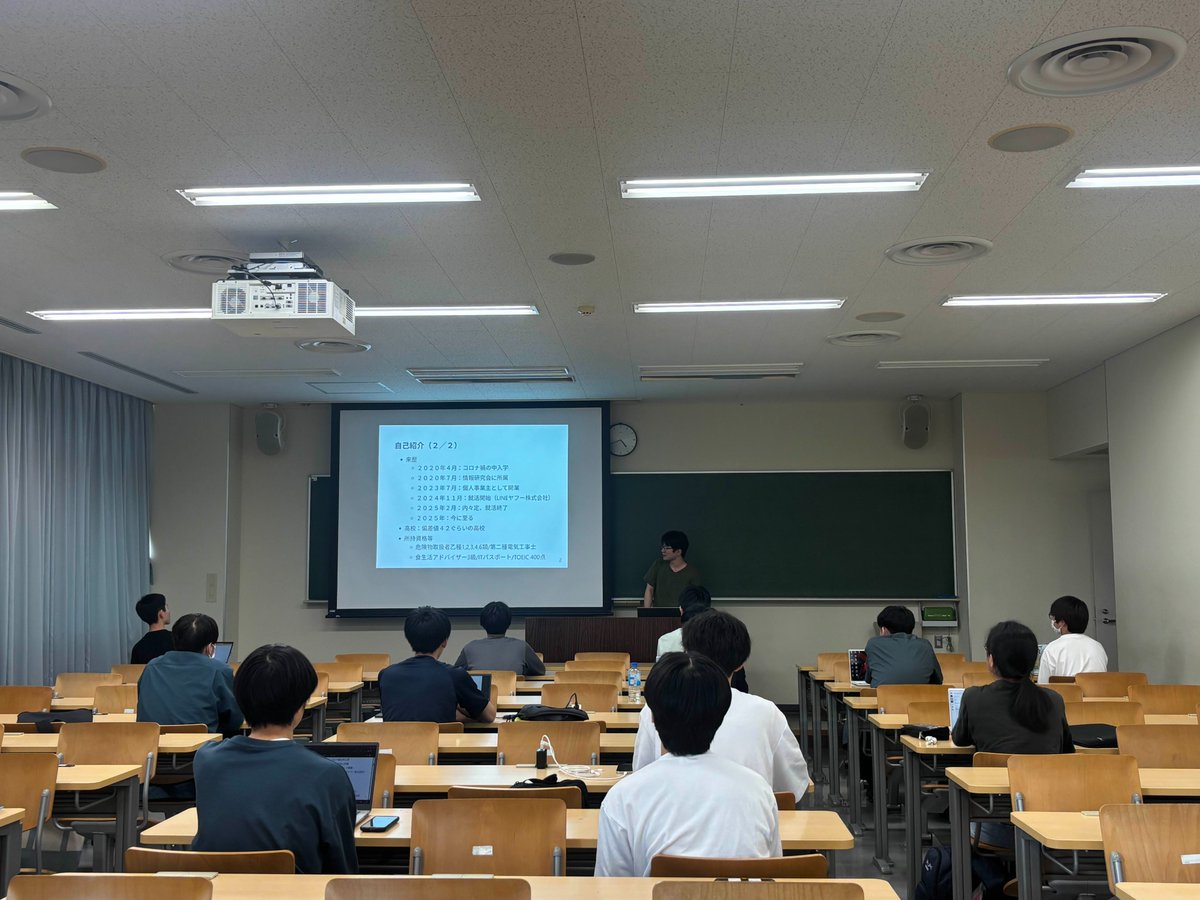 本日の定例会では、修士2年の先輩に、学生生活、大学院進学、就職活動において大切なことについてお話しいただきました ! !