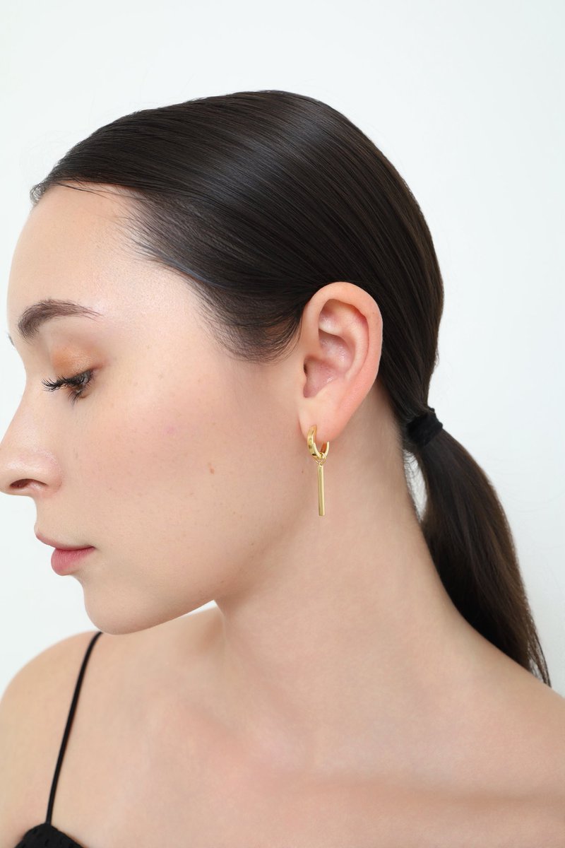 3Way Bar Hoop Ear Clip【Stainless】

シンプルなフープに揺れるバーが
アクセントになった、イヤーカフと
しても使える3Way仕様のアイテム。

バーは取り外し可能で、気分やシーンに
合わせてシンプルなフープとしても
着用できます。
2本のバーを片側にまとめて通したり