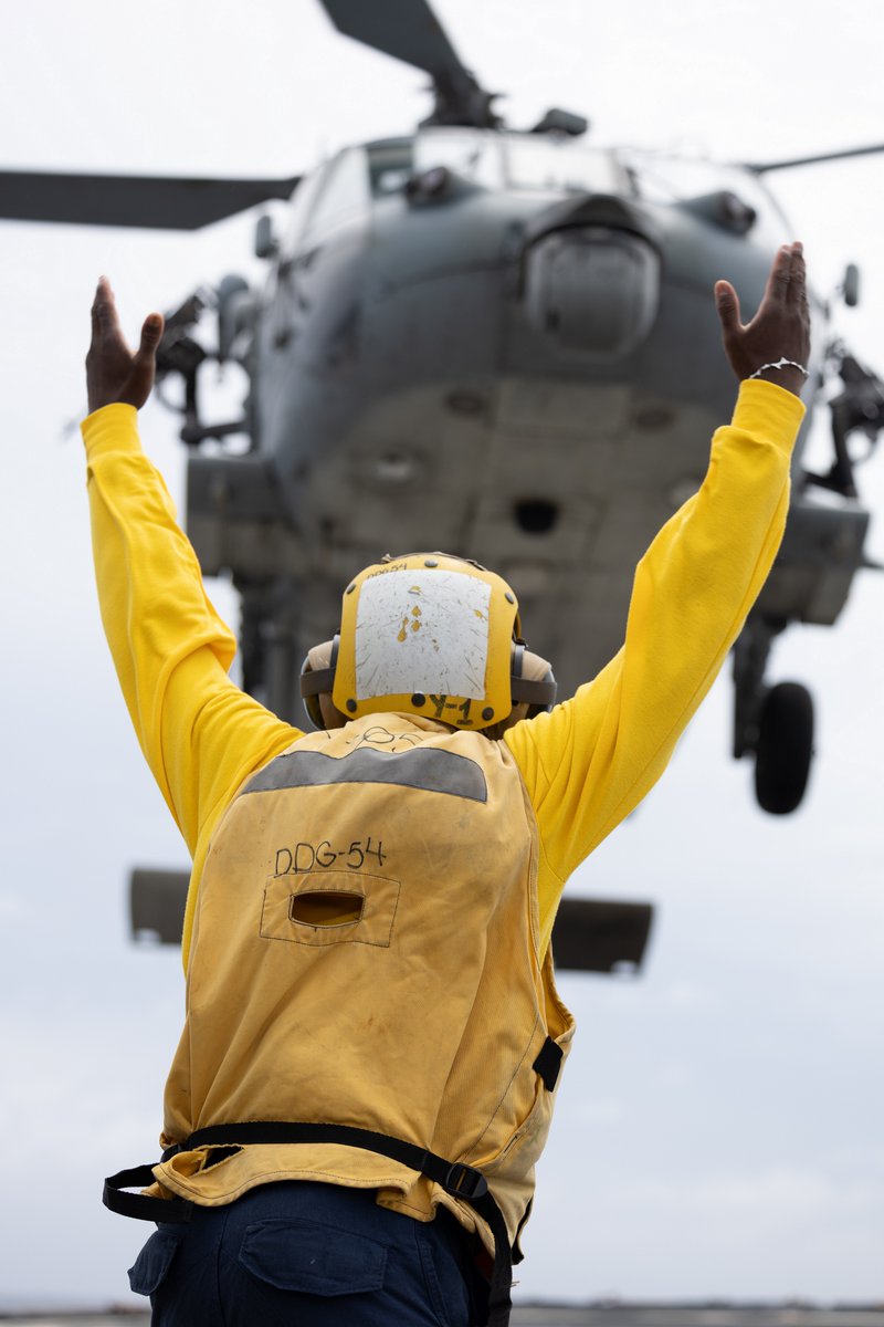 Sailors conduct flight operations on the flight deck of the Arleigh Burke-class guided-missile destroyer USS Curtis Wilbur (DDG 54) in the South China Sea, June 11.

📸 by MCSN Mark Bergado

#USNavy | #ForgedByTheSea https://t.co/hTXYKPrrUI