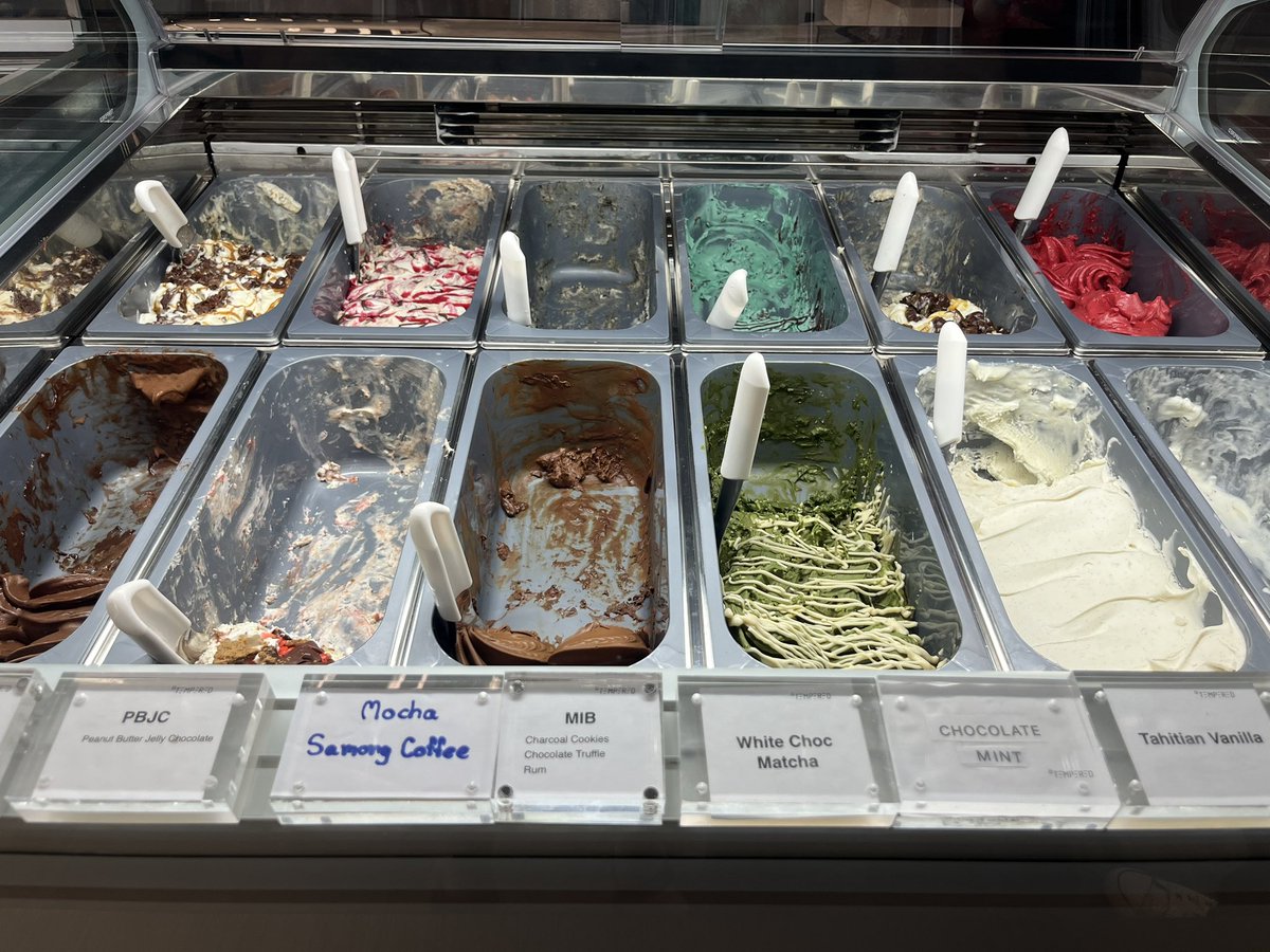 ทุกคน ทุกคนเคยกินมอคค่าแล้วเขาให้เลือกเบสช็อคโกแลตมั้ยคะ

คือเราไม่เคย เลยประทับใจมากๆ กับร้าน 『Tempered』อันนี้ที่ One Bangkok

คือร้านเขาขายช็อคโกแลตอะ ความอร่อยของช็อคโกแลตคือไม่ต้องพูดถึง อร่อยมาก มีตั้งแต่ % มากๆ ไปจนถึงไวท์ช็อค

เลือกช็อคโกแลต + เมล็ดได้เลย

มีเจลาโต้ด้วย