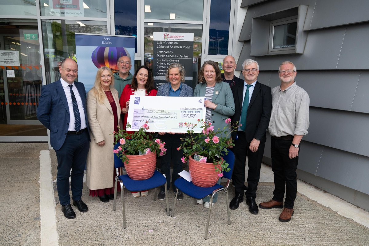 Cathaoirleach Cllr. Niamh Kennedy made a presentation recently to the CEO of Donegal Domestic Violence Services, of a cheque for €7,525,the proceeds of a special concert with Moya Brennan &amp; Mairéad Ní Mhaonaigh &amp; Guests

Read more;  ow.ly/pQsS50WaFar

#Donegal #YourCouncil