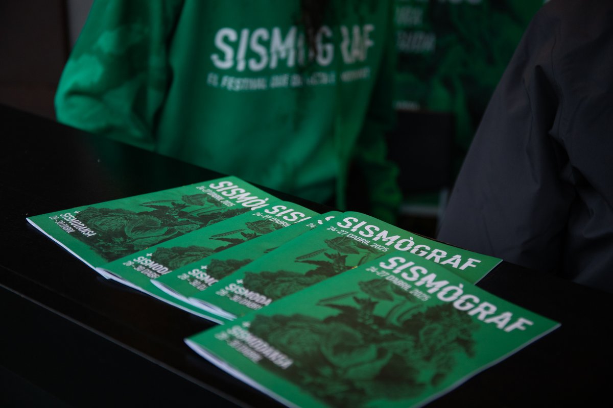 Sismògraf Olot (@sismografolot) on Twitter photo Avui s'acaba la primavera i amb ella l'estació del #Sismògraf! 🪻🍀
🌱Quanta nostàlgia recordar l'edició d'enguany: plena de moviment, art i bona companyia.
🌾Ara el paisatge canviarà el verd vistós, el color del festival, pel groc torrat de l'estiu.
<a href="/OlotCultura/">Olot Cultura</a> <a href="/Olotuit/">Ajuntament d'Olot</a> Avui s'acaba la primavera i amb ella l'estació del #Sismògraf! 🪻🍀
🌱Quanta nostàlgia recordar l'edició d'enguany: plena de moviment, art i bona companyia.
🌾Ara el paisatge canviarà el verd vistós, el color del festival, pel groc torrat de l'estiu.
<a href="/OlotCultura/">Olot Cultura</a> <a href="/Olotuit/">Ajuntament d'Olot</a>