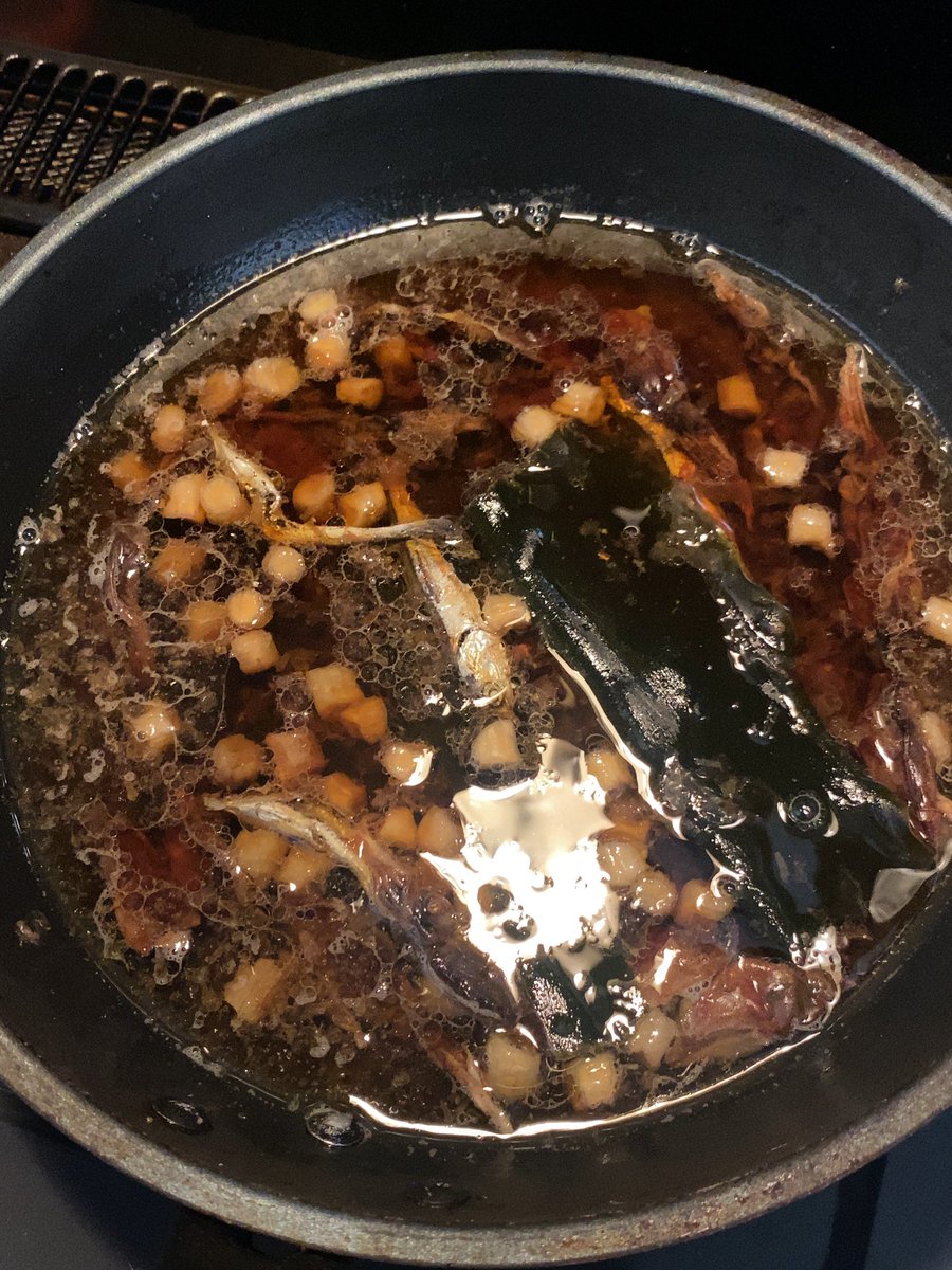 いなばさんに触発されてラーメン作り中
具はないからかけラーメン