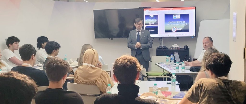 Jean-Marc Sere-Charlet (@serecharlet) on Twitter photo Très heureux d'avoir accueilli au Consulat général une vingtaine de jeunes français de toute la circonscription pour une Journée de défense et de citoyenneté.
Belle occasion de maintenir les liens entre la Nation et les jeunes expatriée.🇫🇷
#JDC <a href="/FR_Consulaire/">France Consul@ire</a> <a href="/Armees_Gouv/">Ministère des Armées</a> Très heureux d'avoir accueilli au Consulat général une vingtaine de jeunes français de toute la circonscription pour une Journée de défense et de citoyenneté.
Belle occasion de maintenir les liens entre la Nation et les jeunes expatriée.🇫🇷
#JDC <a href="/FR_Consulaire/">France Consul@ire</a> <a href="/Armees_Gouv/">Ministère des Armées</a>