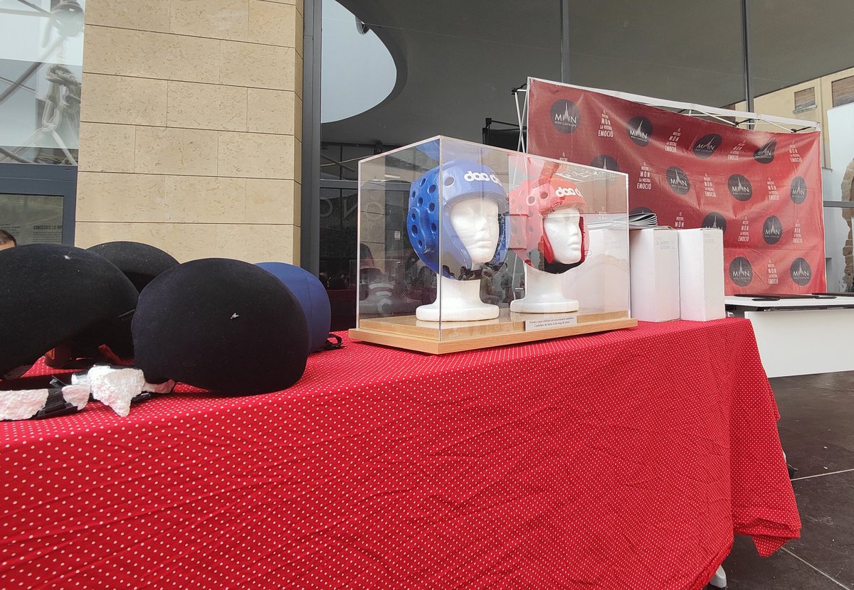 Els primers cascs de protecció per a la canalla arriben al Museu Casteller de Valls.

🔗 ara.cat/1_5292c0

<a href="/EstrellaDammCat/">Estrella Damm Cat</a> | #castells #castellers