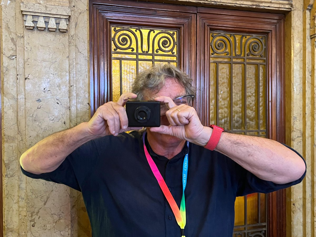 A SPAD array in any microscope… or to snap a quick photo! 📸
Here’s our Alberto Diaspro live from the 12th International Weber Symposium, showing that with photons — anything is possible (almost).

#GenoaInstruments #SPAD #PhotonHumor #WeberSymposium2025 #Microscopy